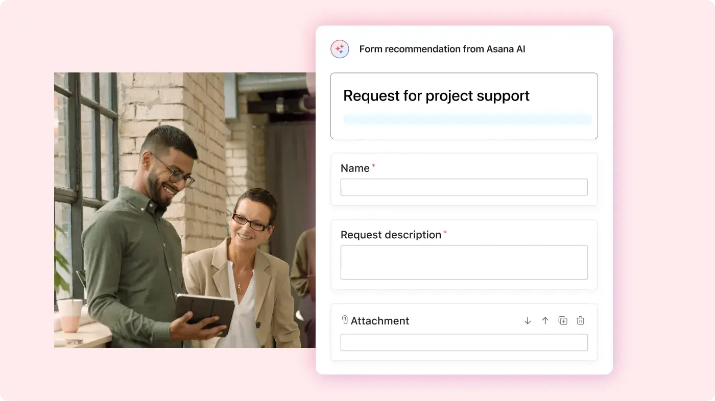 Immagine di due dipendenti che compilano una richiesta di supporto per un progetto su Asana Intelligence: esempio di interfaccia utente del prodotto Asana